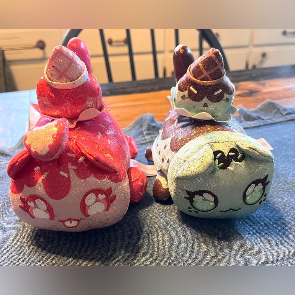 Aphmau Meemeows strawberry and mint chocolate chip ice cream plush